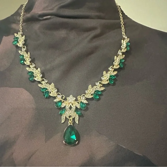 Elegant Green and Gold Necklace - Picture 3 of 9